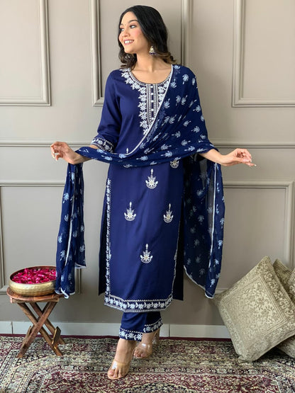 Beautiful  kurta with heavy embroidery lace work on yoke along with pants with duppata